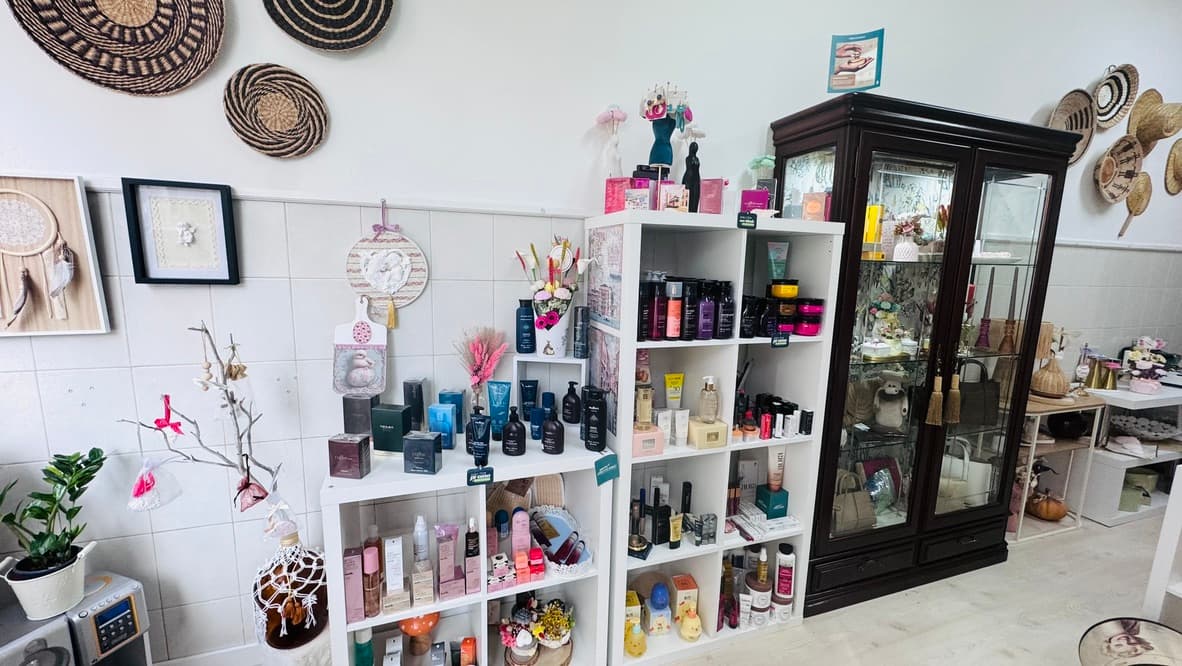 Interior do atelier BellaEssência com peças artesanais em exposição