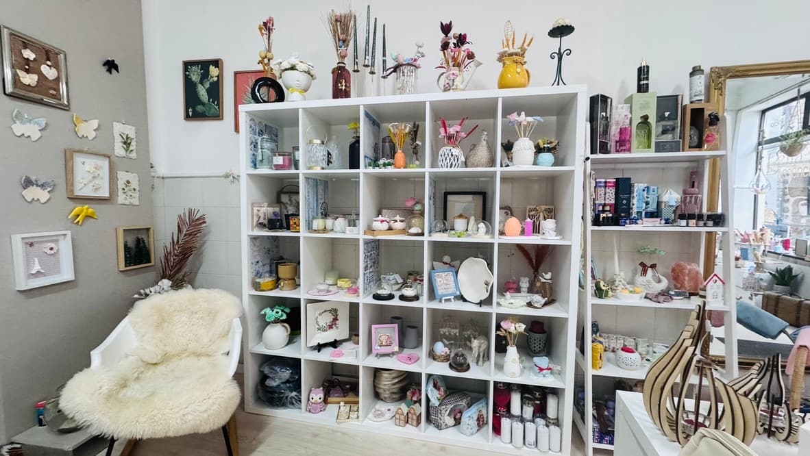 Peças de decoração da BellaEssência em composição de vitrine