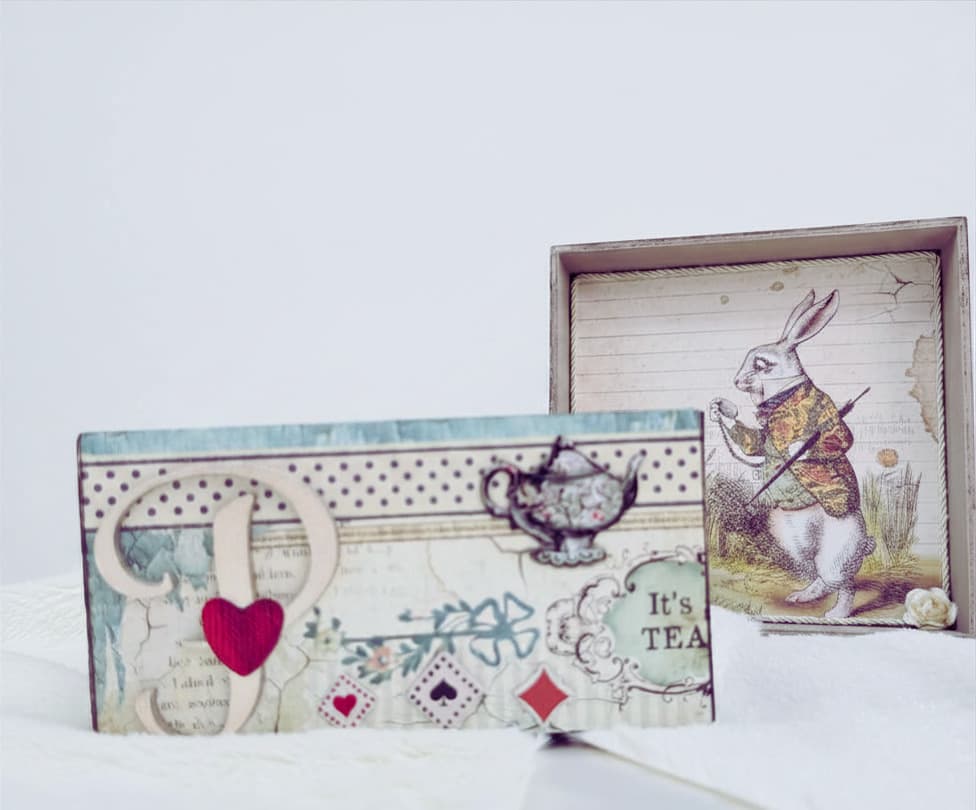 Caixas artesanais em madeira com elementos de scrapbook e decoração
