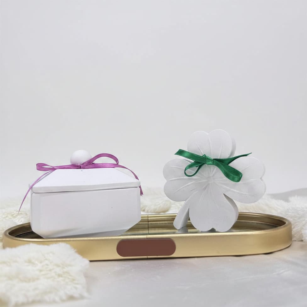 Duo Decorativo "Trevos & Caixinhas" em Bandeja Dourada