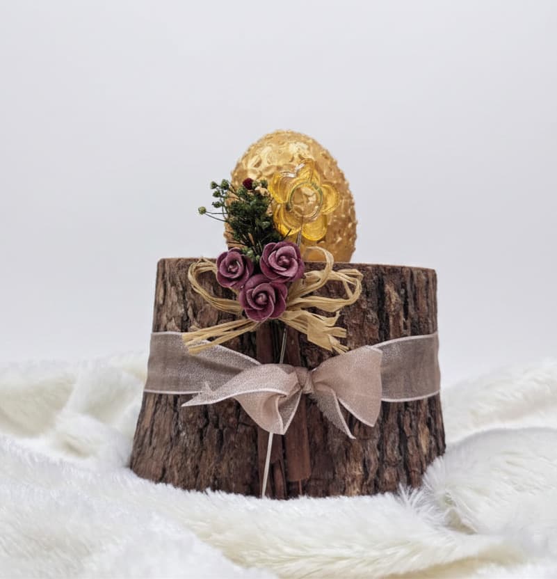 Ovo Dourado em Tronco de Madeira com Rosas