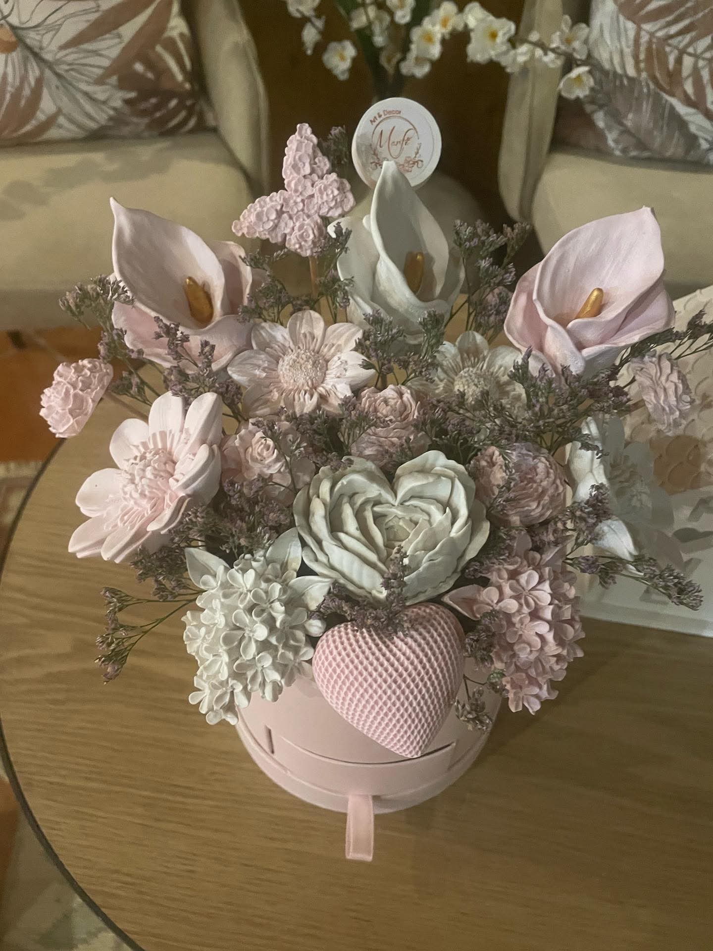 Arranjo de flores em gesso perfumado